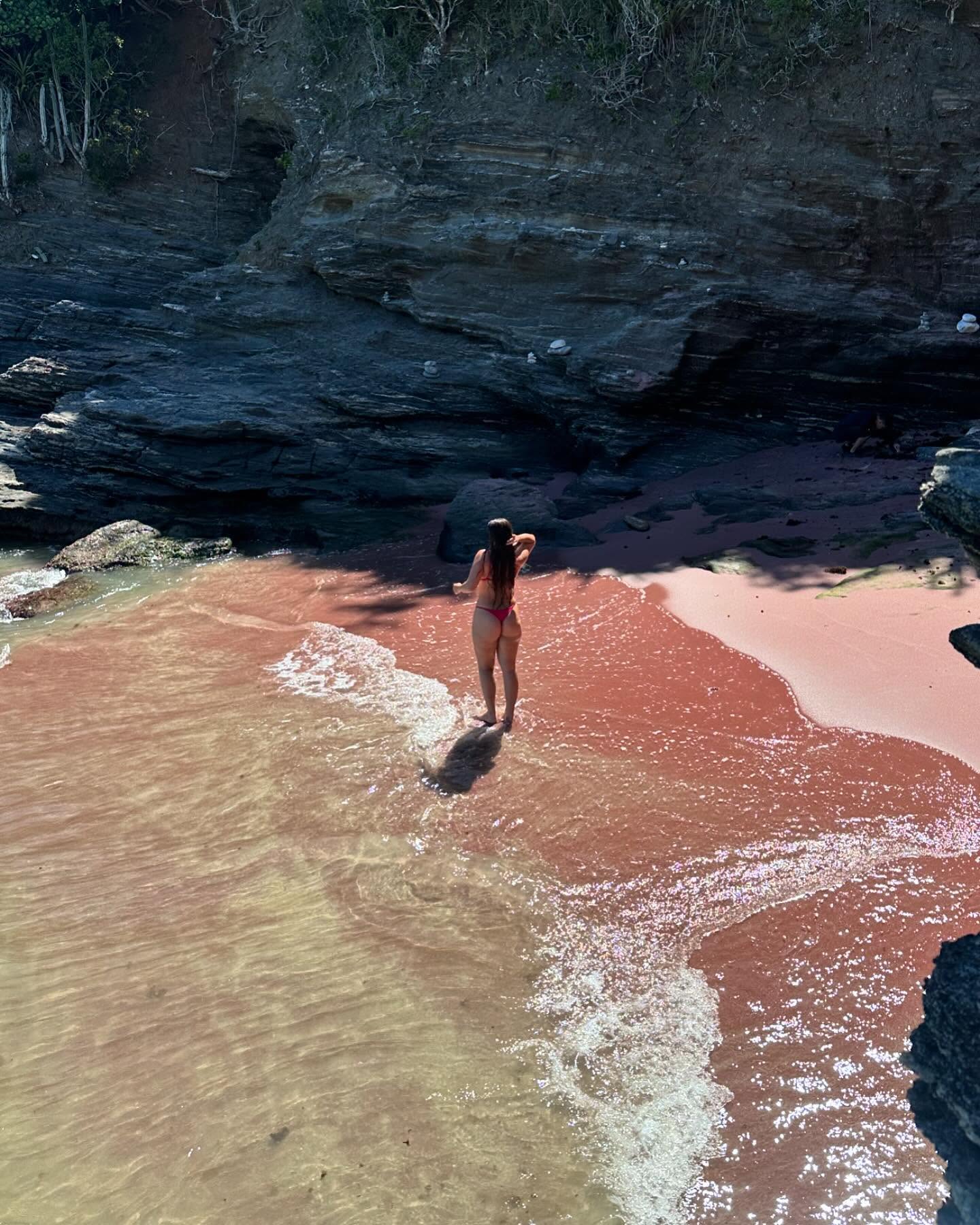Formações rochosas dramáticas e oceano azul na Ponta da Lagoinha, Búzios