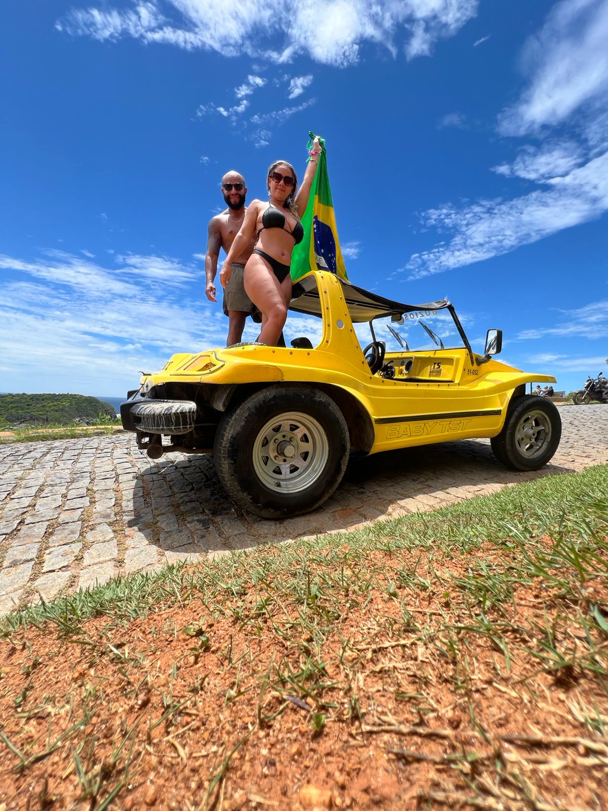 Casal desfrutando de um passeio de buggy privativo, romântico e exclusivo com vista para o litoral de Búzios