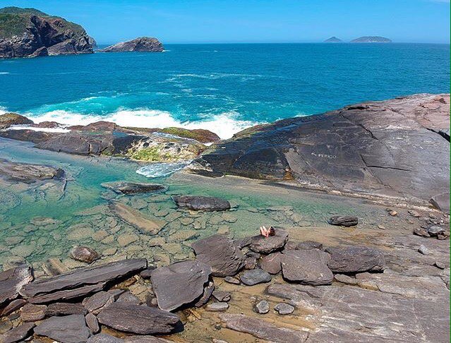 Formações rochosas geológicas dramáticas na Ponta da Lagoinha em Búzios