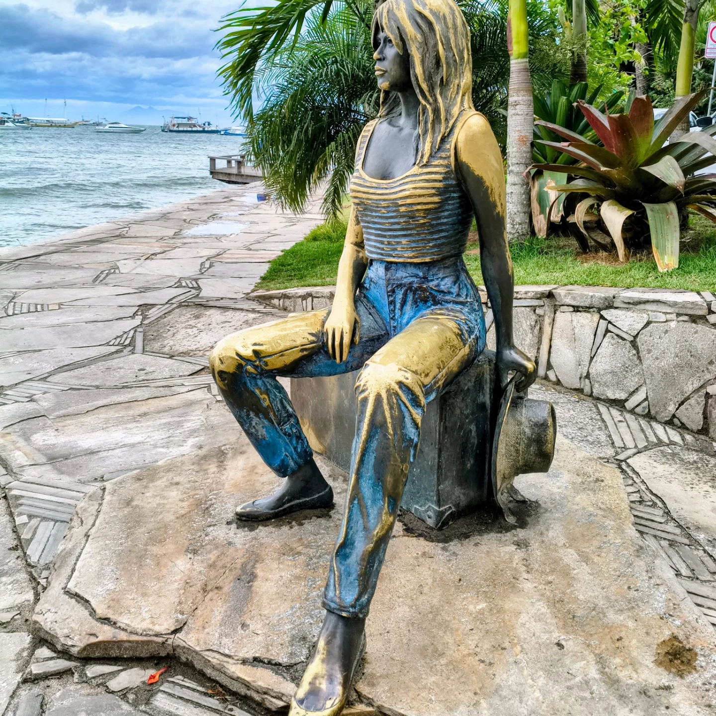 Estátua de bronze de Brigitte Bardot na Orla Bardot em Búzios ao pôr do sol
