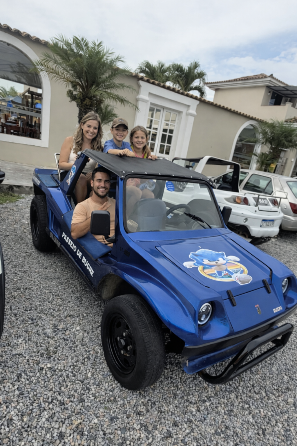 Família feliz com crianças aproveitando um passeio de buggy privativo e seguro em Búzios