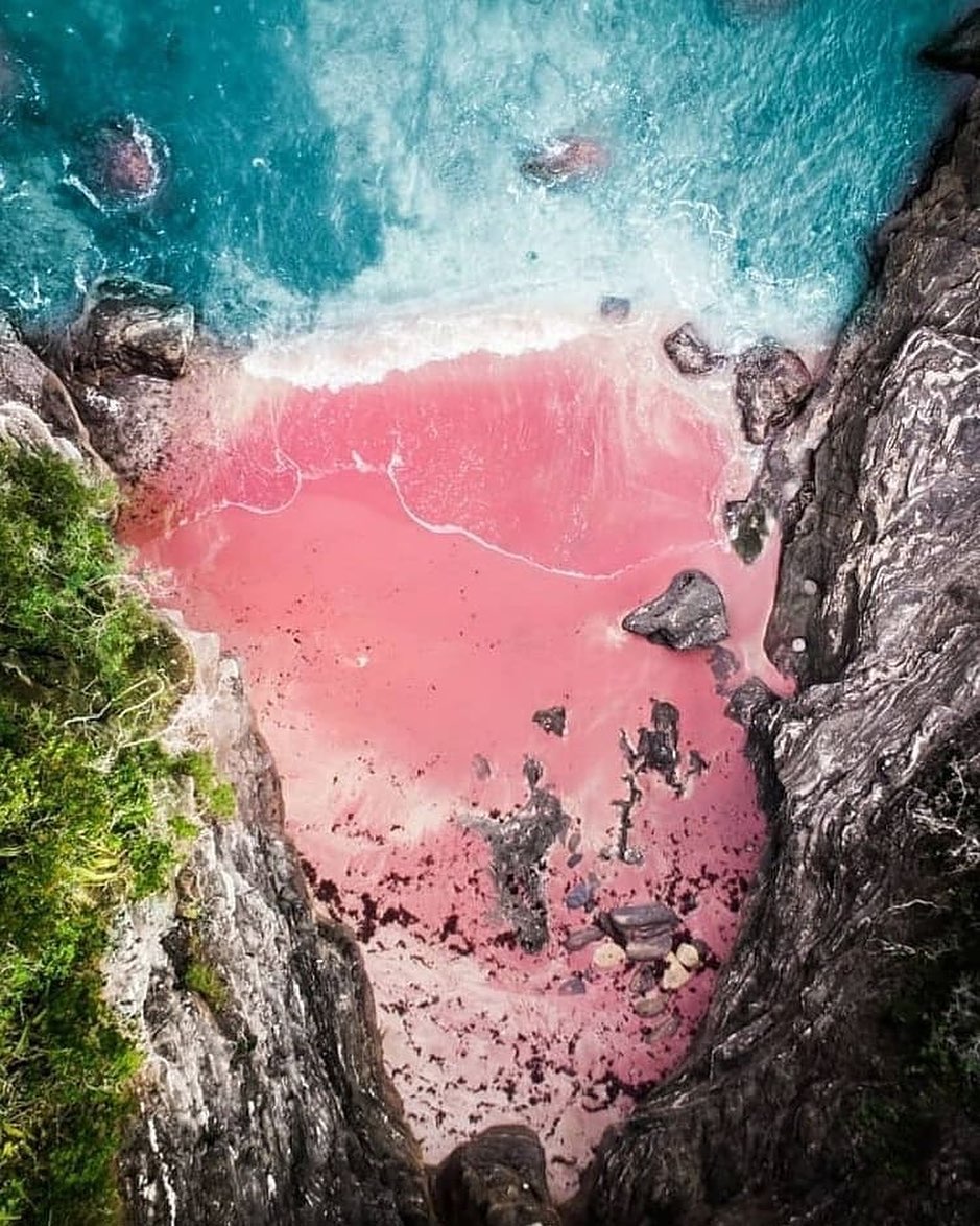 Vista panorâmica de 360 graus das águas azul-turquesa e das areias rosadas únicas da Praia do Forno em Búzios.