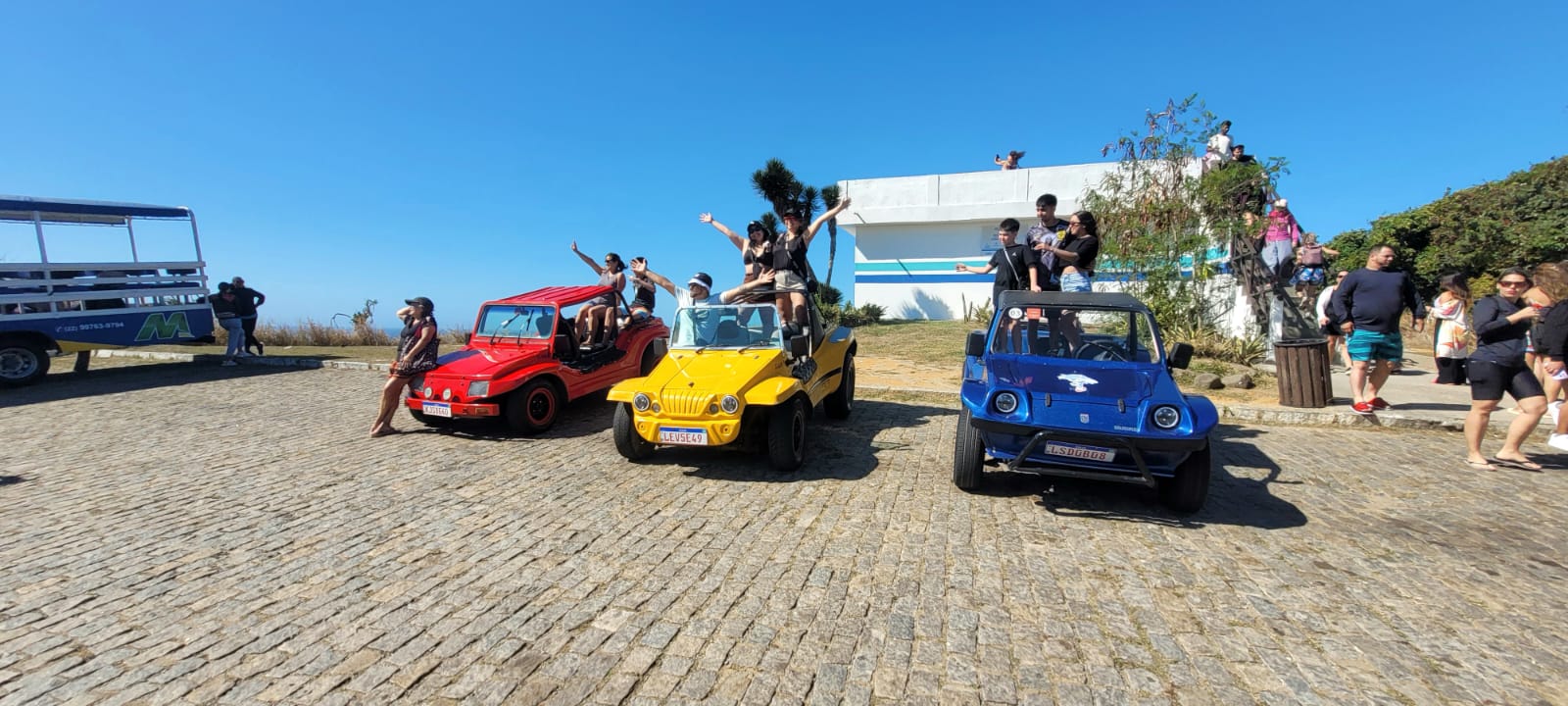 Um buggy estacionado no Mirante do Forno com uma vista de 360 graus do mar azul-turquesa de Búzios ao fundo.