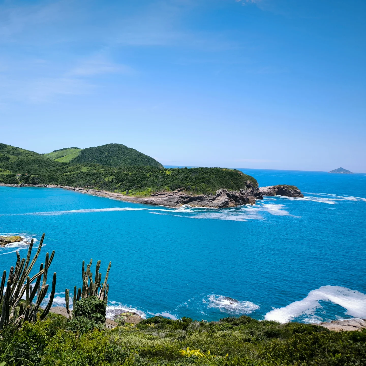 Vista panorâmica de 360 graus da costa de Búzios a partir de um mirante rochoso elevado com um buggy estacionado.