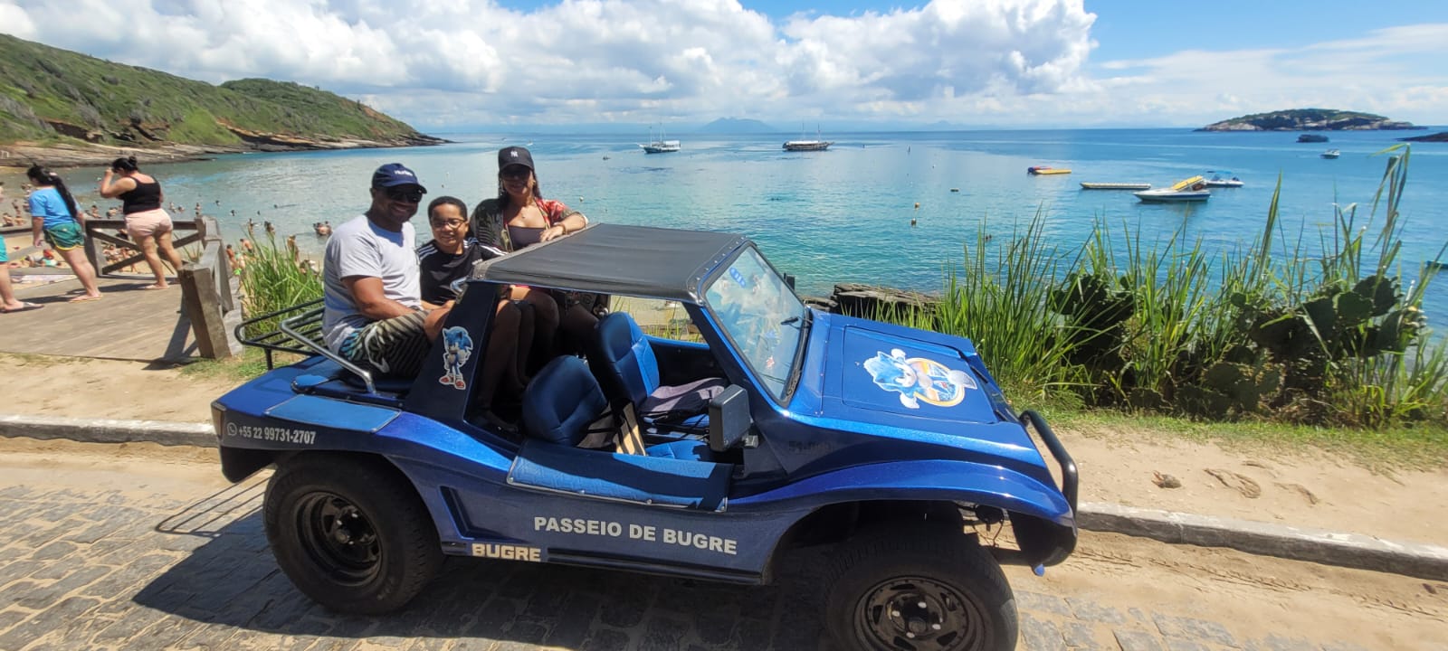 Família com crianças em buggy azul no passeio turístico em Búzios