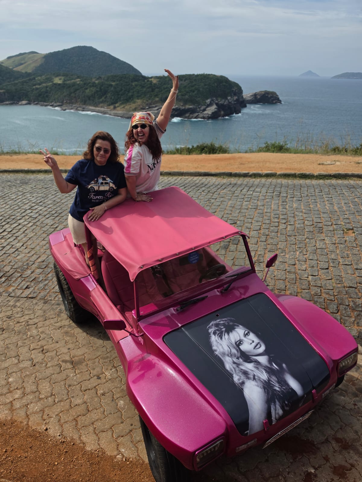 Passeio de buggy em Búzios em dia nublado com vista panorâmica dos mirantes da península