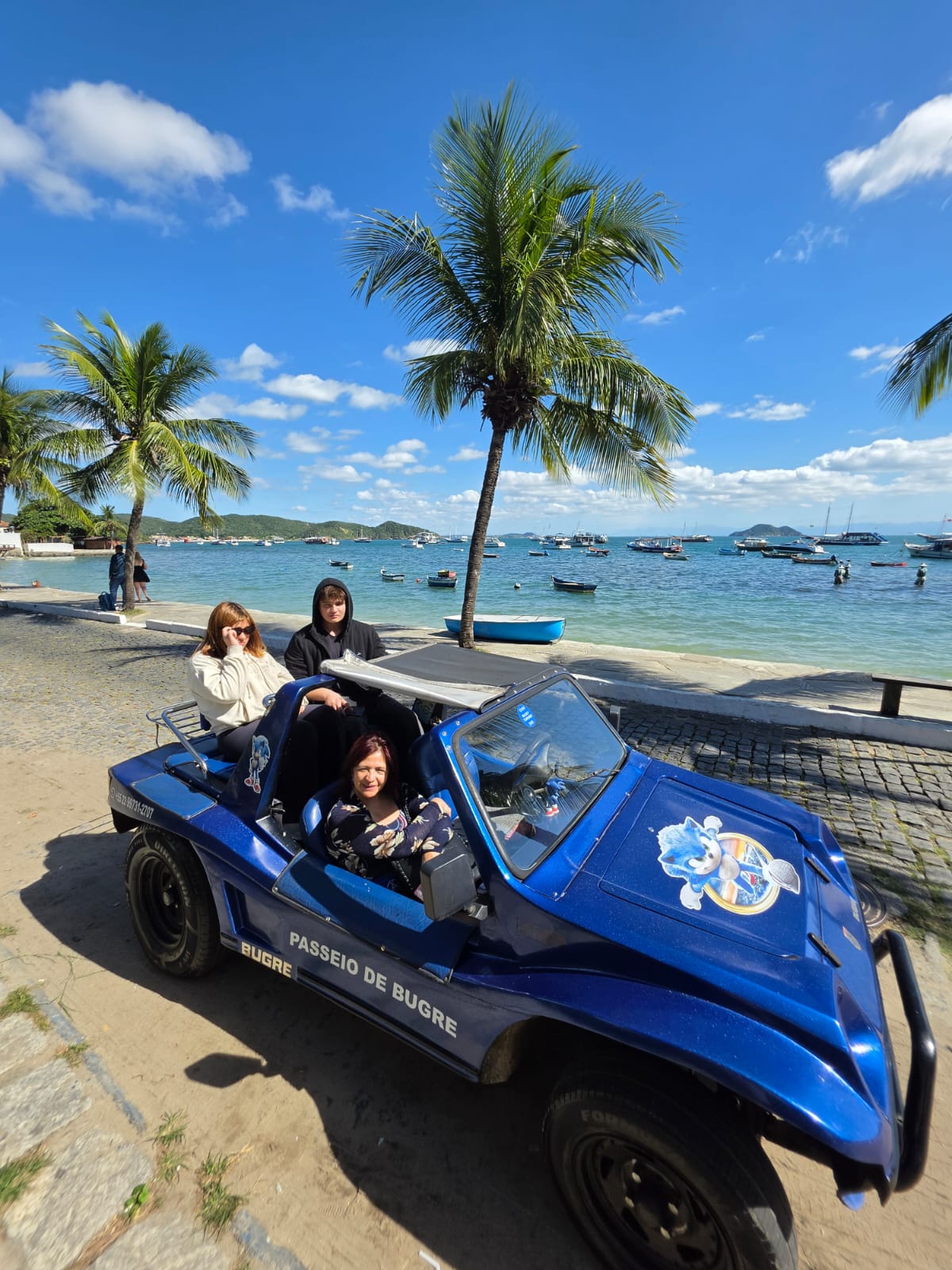 Passeio de buggy em Búzios seguro com guia certificado e cinto de segurança para toda a família
