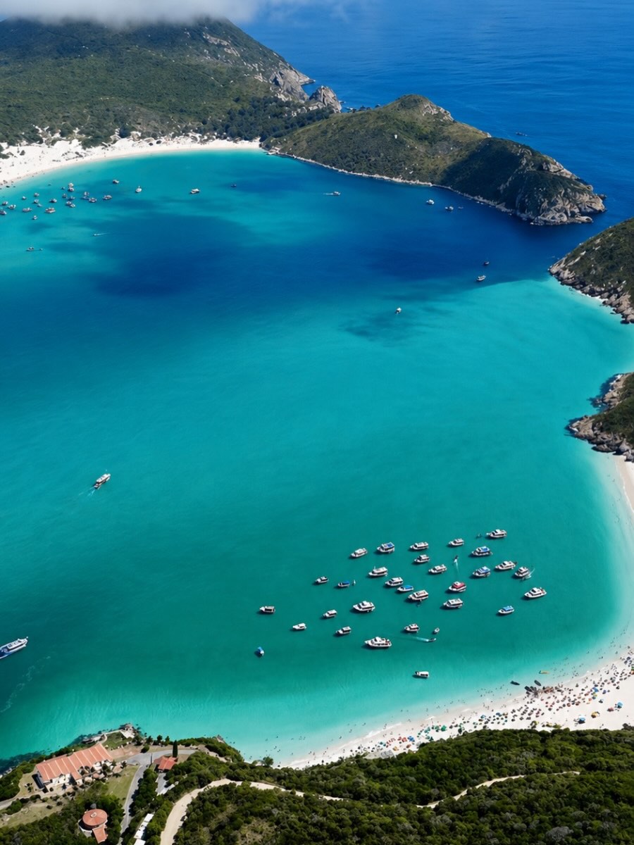 Excursión a Prainhas do Pontal do Atalaia en Arraial do Cabo desde Búzios con agua turquesa