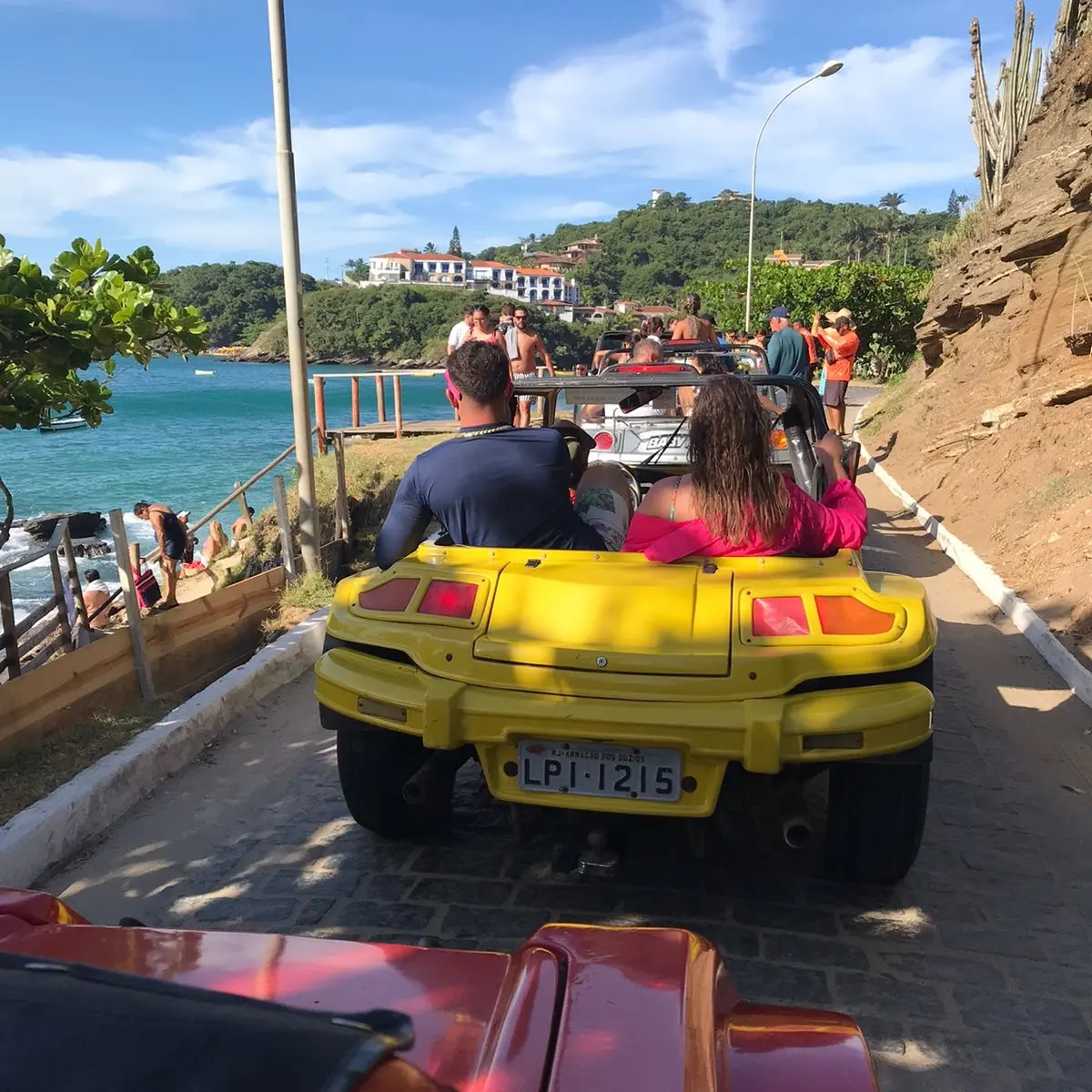 Buggies em Búzios — veículos abertos para passeio e aluguel percorrendo praias e mirantes da península