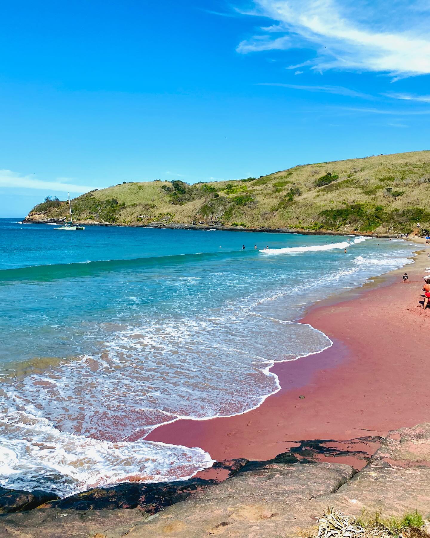 Praia do Forno Búzios com areia rosada e águas cristalinas vistas de buggy
