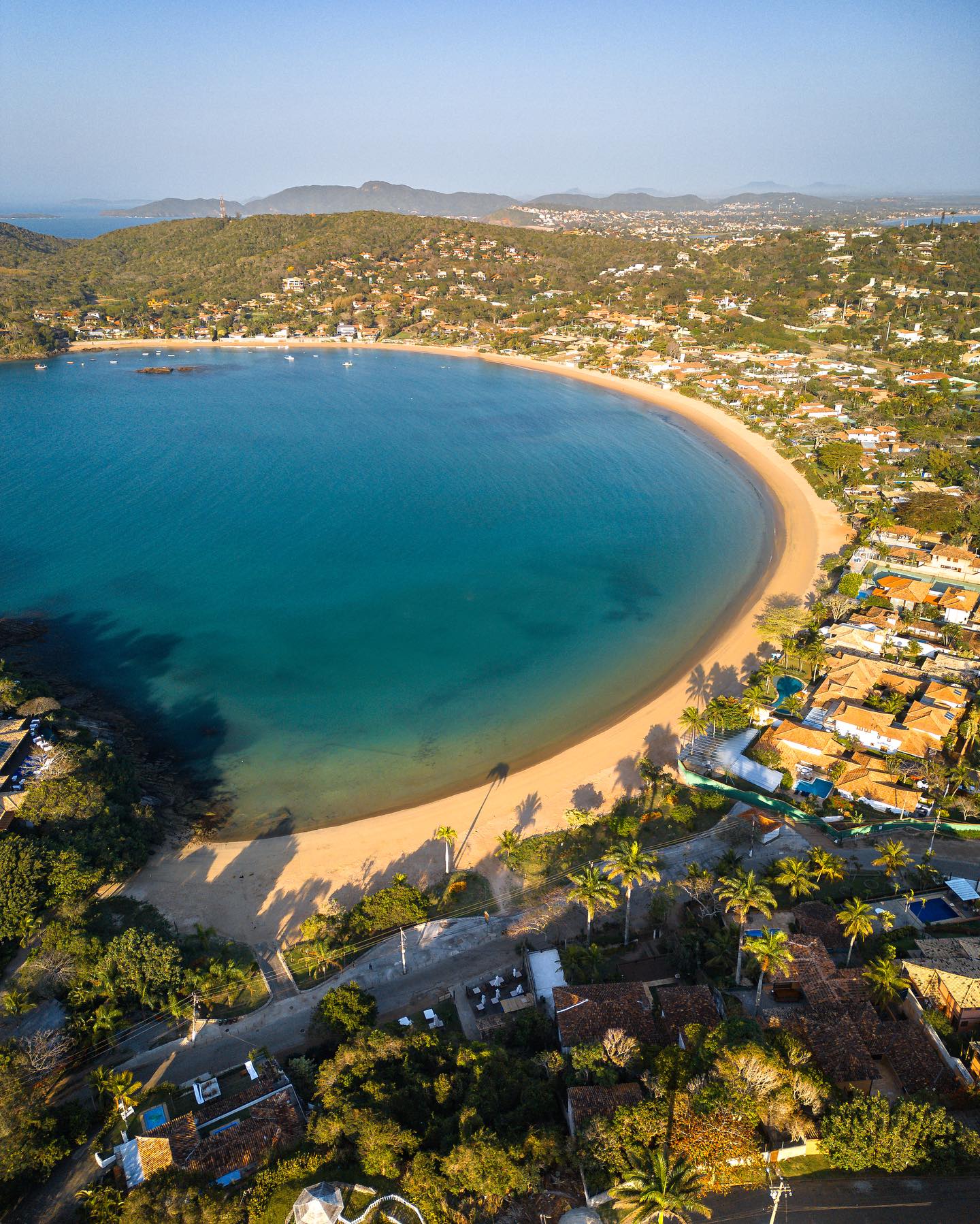 Playa Ferradura Búzios vista aérea mostrando forma de herradura con aguas tranquilas y familias