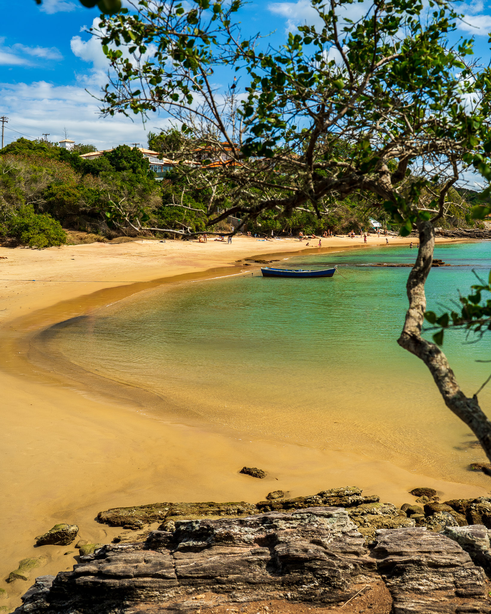Praia da Ferradura Búzios vista aérea com águas calmas e formato de ferradura