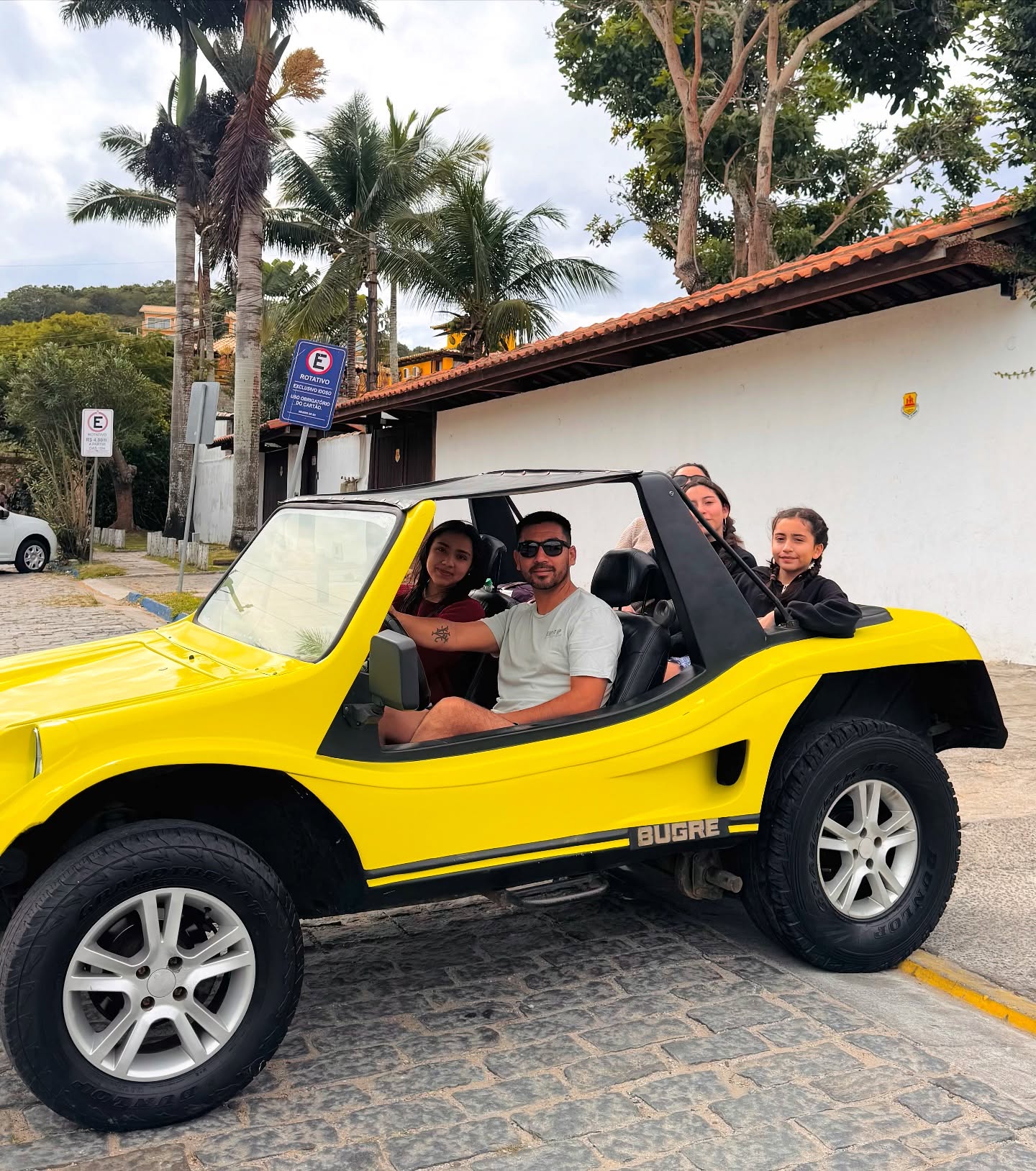 Família com crianças no buggy em Búzios
