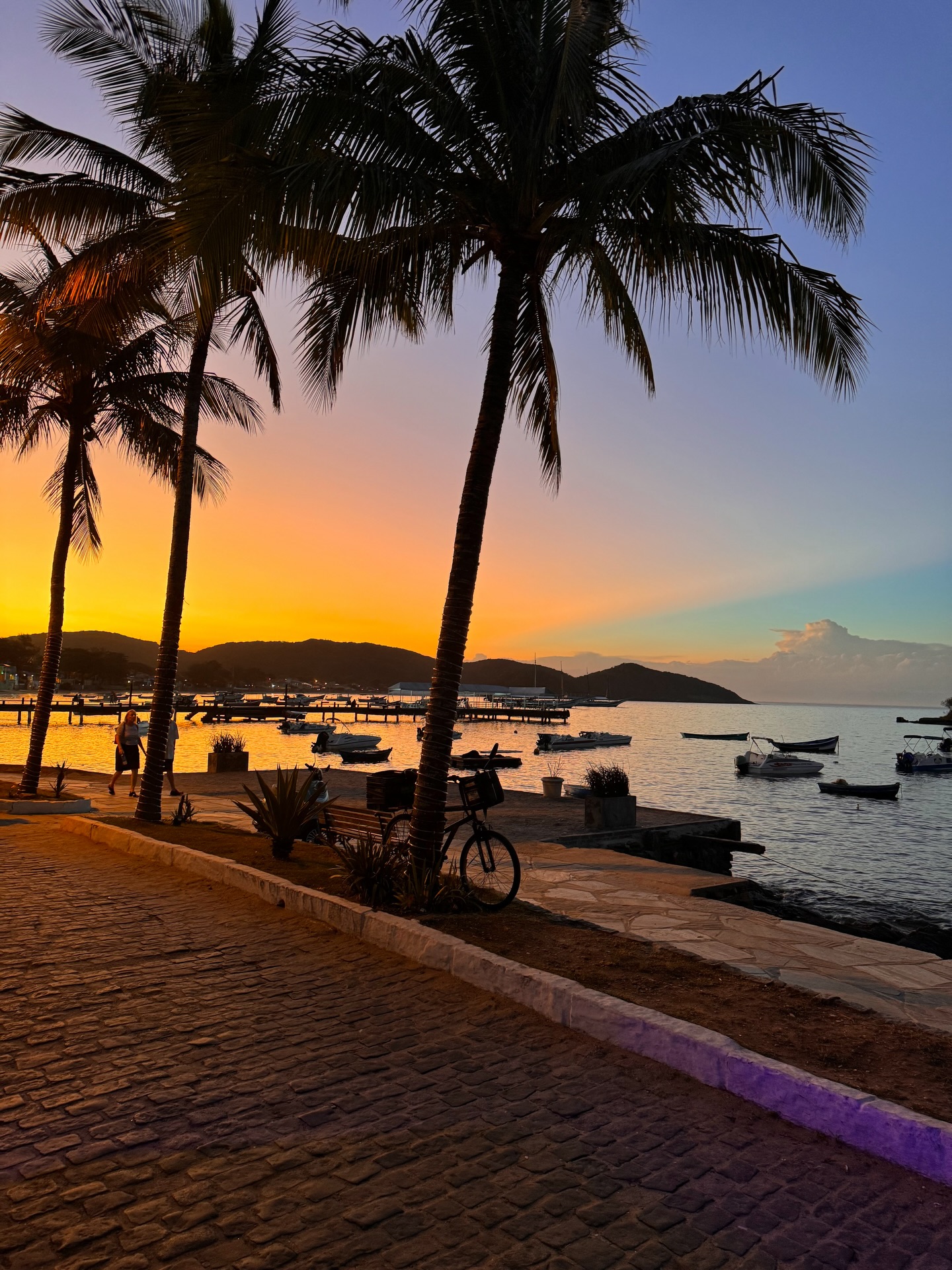 Casal em Búzios ao pôr do sol
