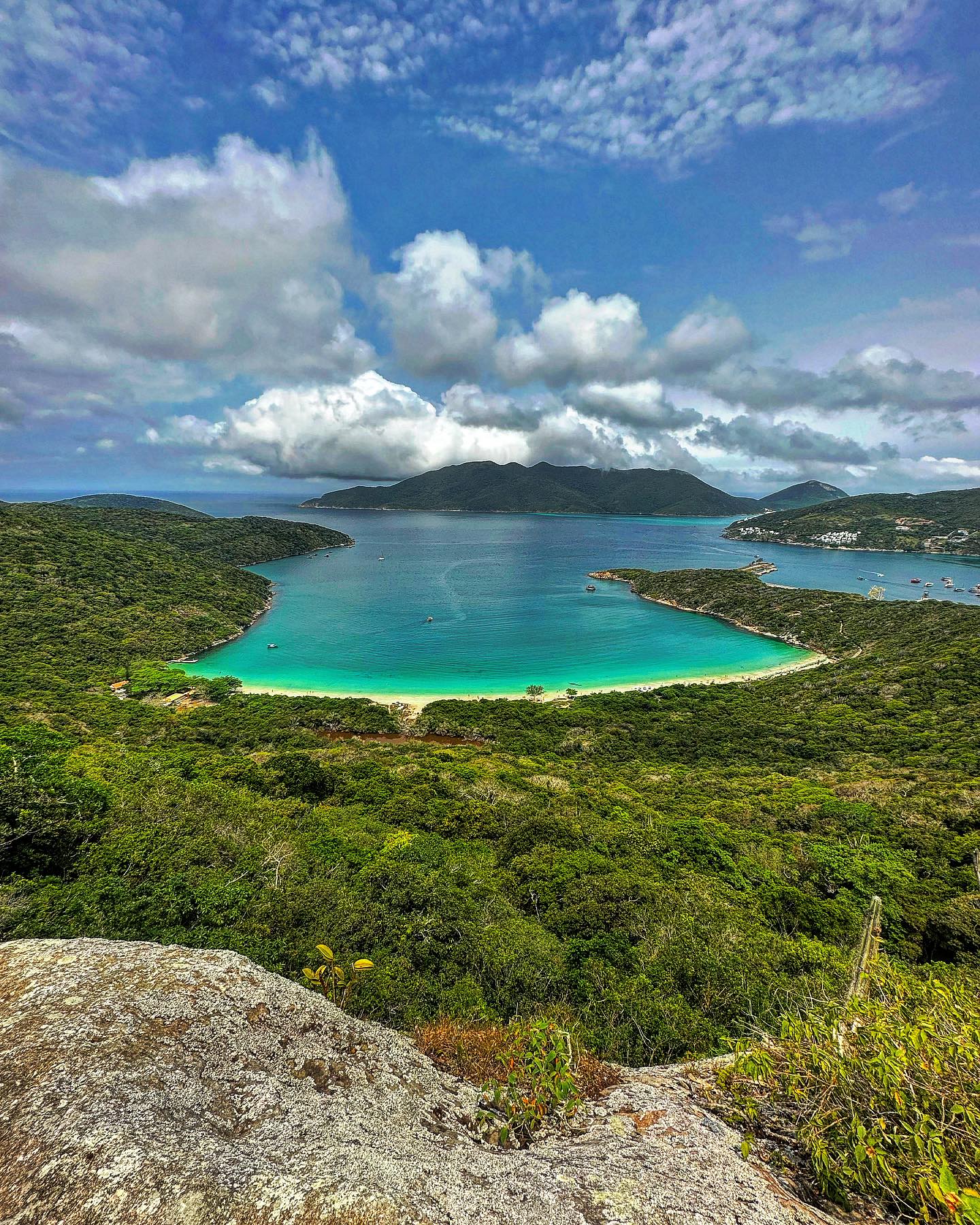 Vista deslumbrante e panorâmica da Praia de João Fernandes em um dia ensolarado de inverno em Búzios.