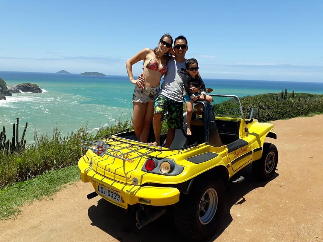 Turistas disfrutando de un hermoso día soleado de invierno durante un paseo guiado por los miradores de Búzios.