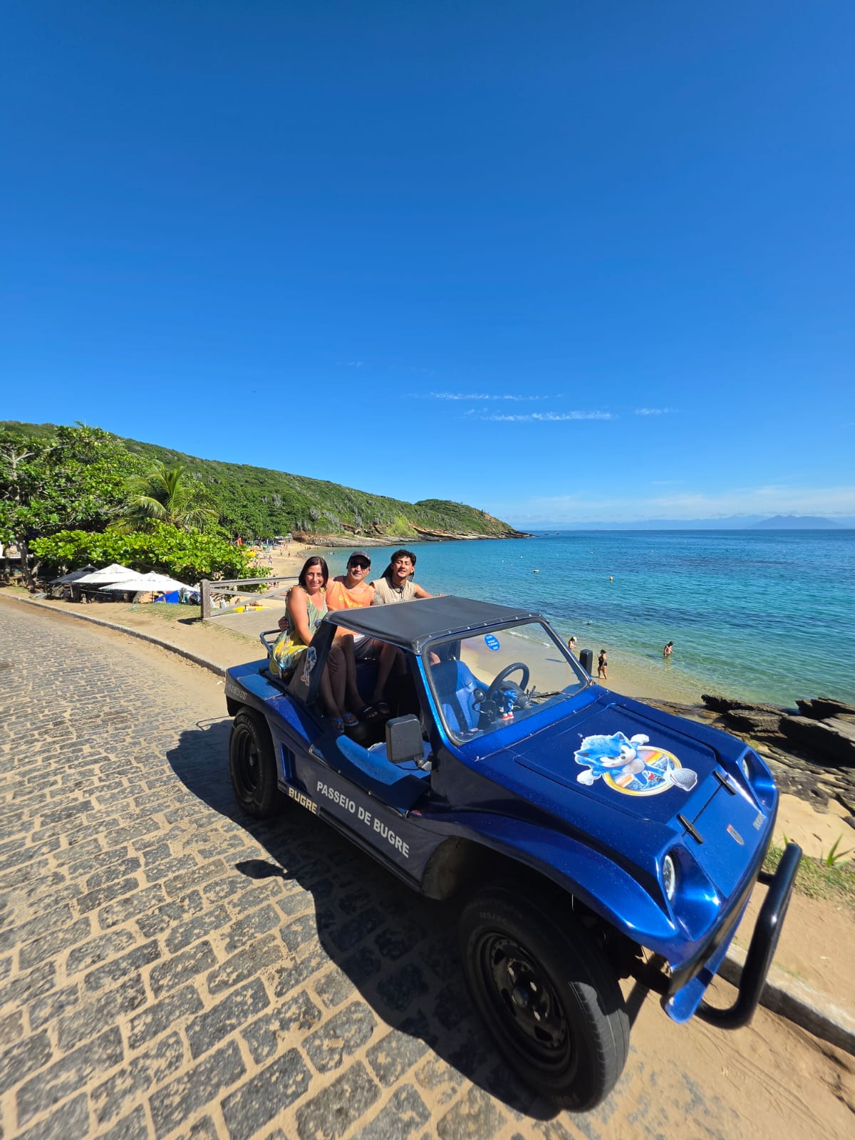 Tabela de preços dos passeios de buggy e aluguel com buggies estacionados na Praia da Ferradura em Búzios.
