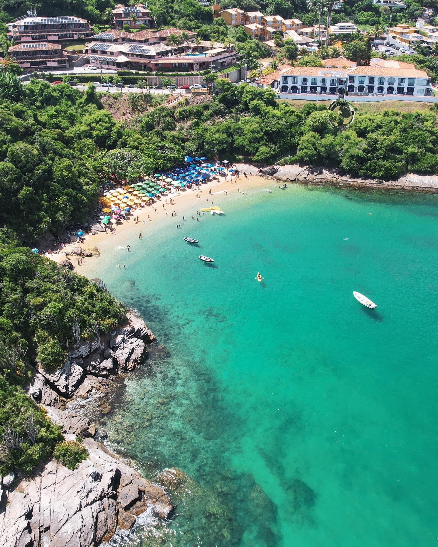 Vista del Mirante de João Fernandes con el mar azul de Búzios de fondo durante un paseo en buggy.