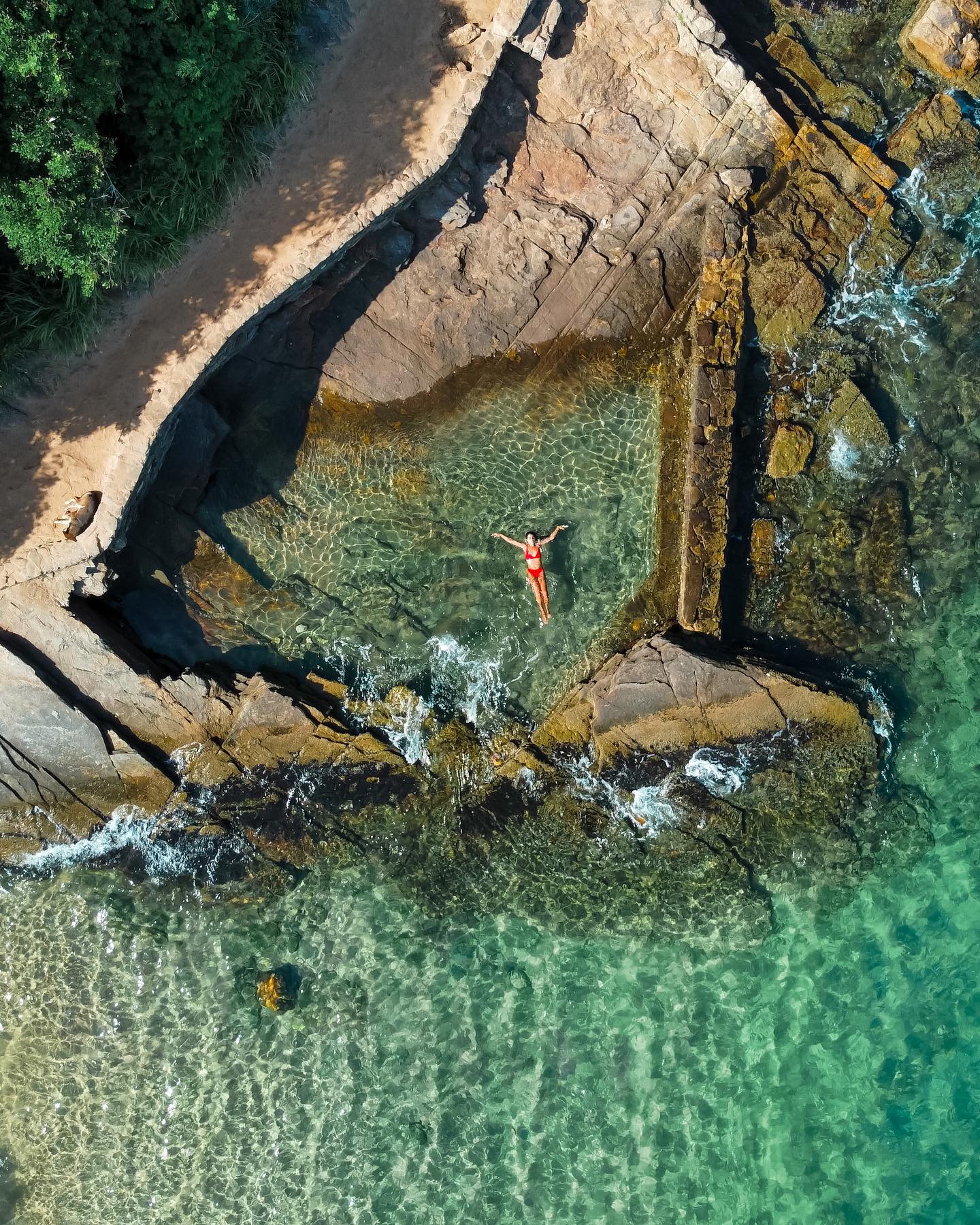 Vista do mar azul de Búzios durante passeio de barco tradicional combinado com tour de buggy na orla.