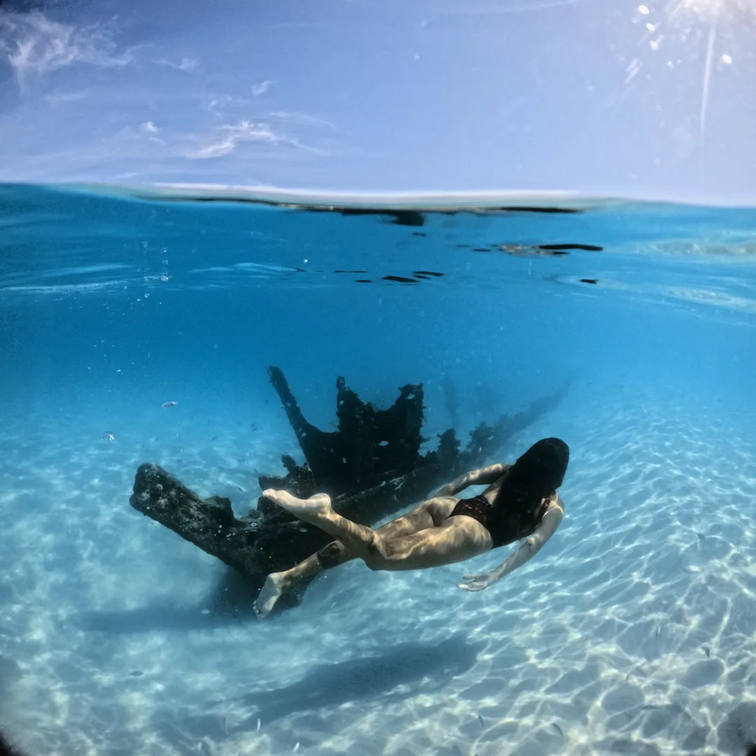 Turistas haciendo snorkel durante un paseo en barco por las aguas cristalinas de Arraial do Cabo desde Búzios.
