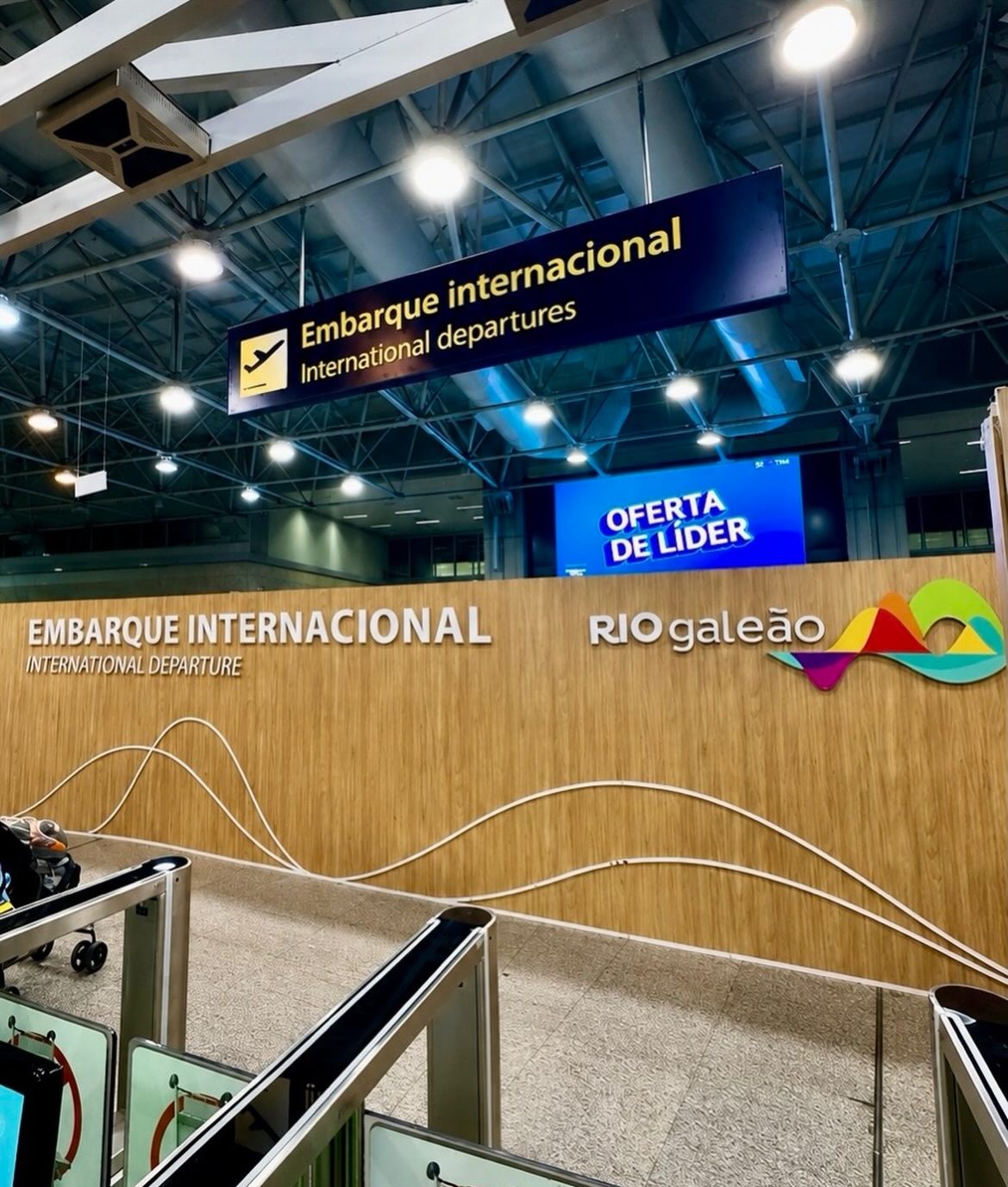 Aeroporto Santos Dumont, no centro do Rio de Janeiro, com a Baía de Guanabara ao fundo, ponto de partida para o transfer até Búzios.