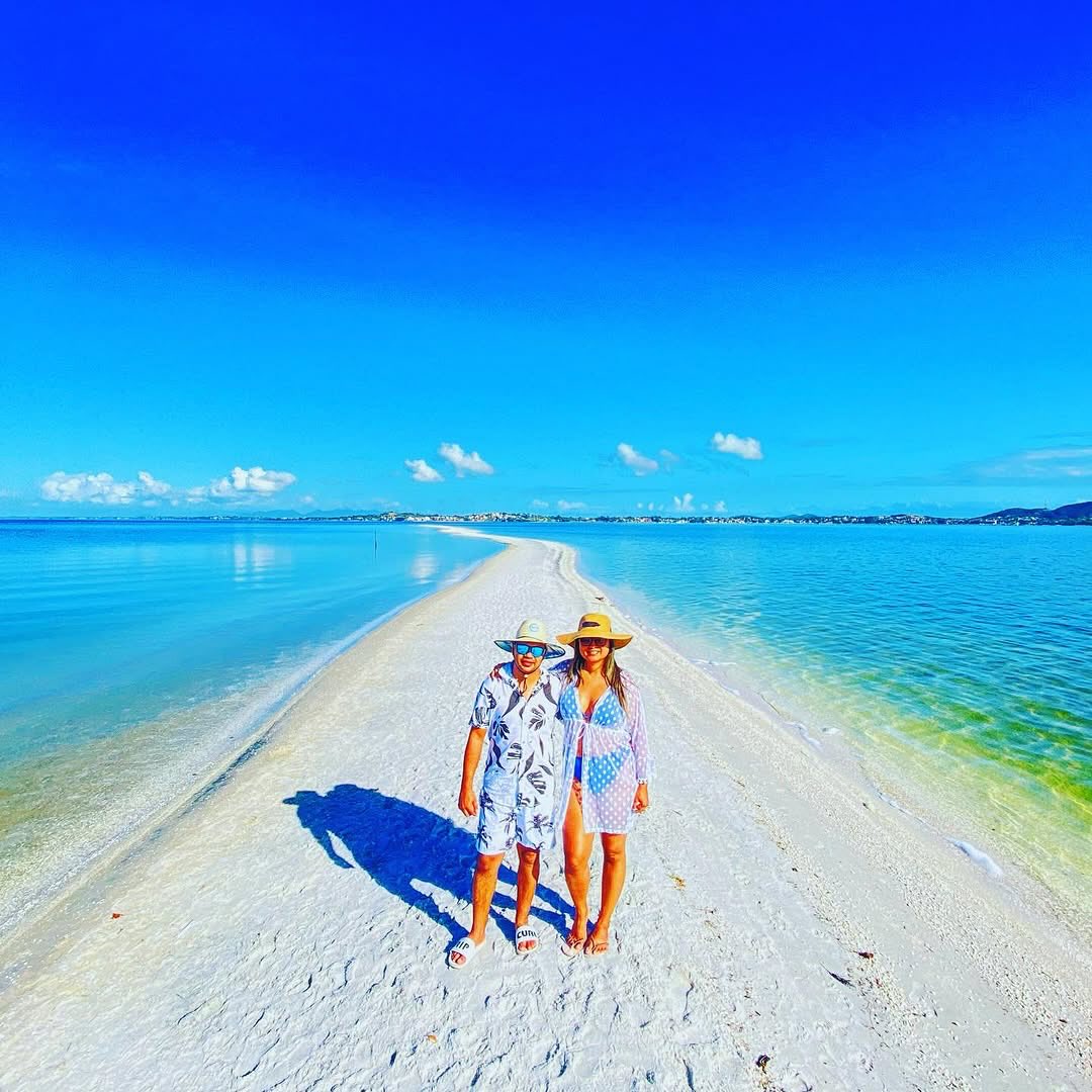Comparação visual entre a faixa de areia do Caminho de Moisés, em Arubinha, e o mar azul de Arraial do Cabo, dois passeios saindo de Búzios.